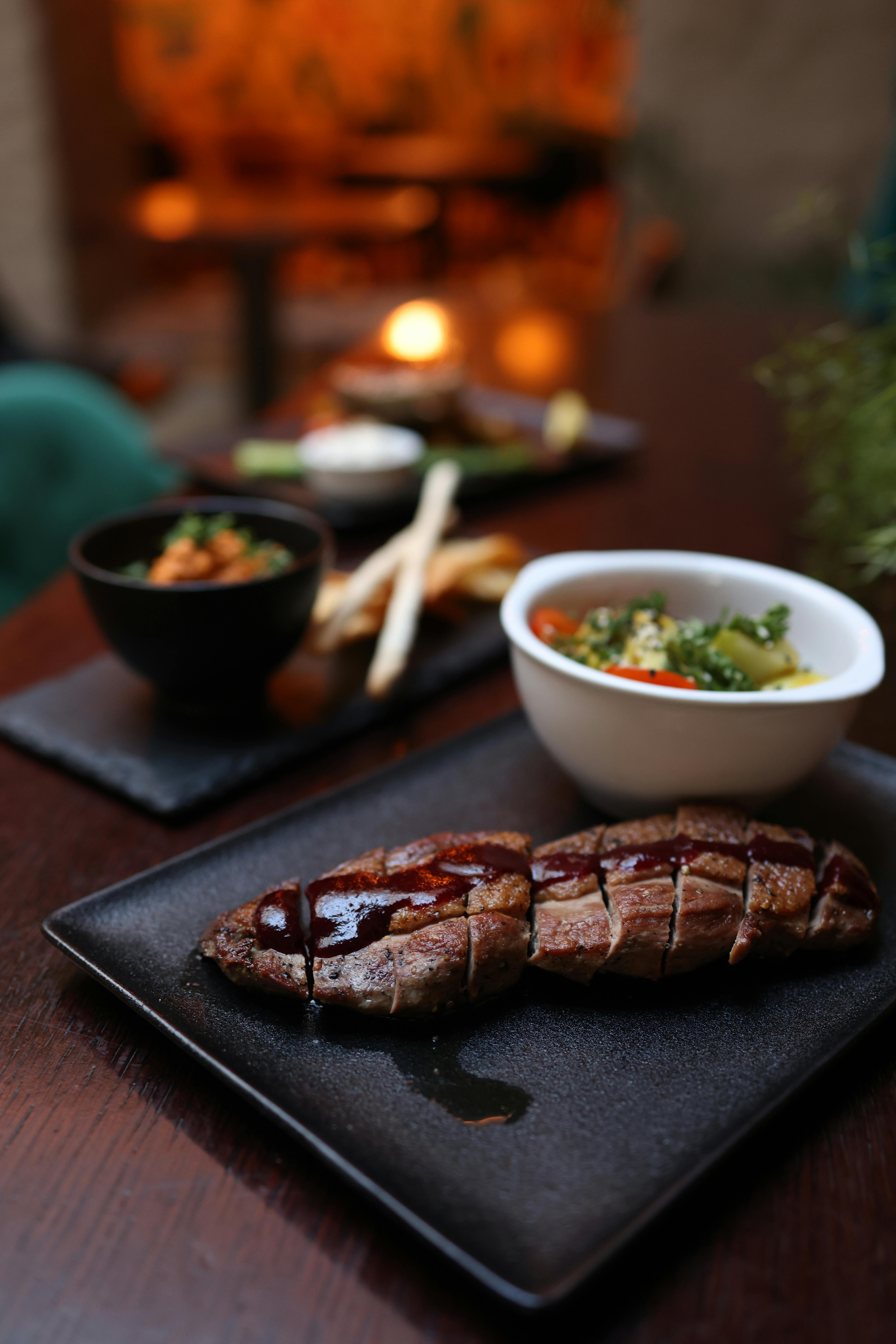 Steak und Beilagen auf dem Tisch